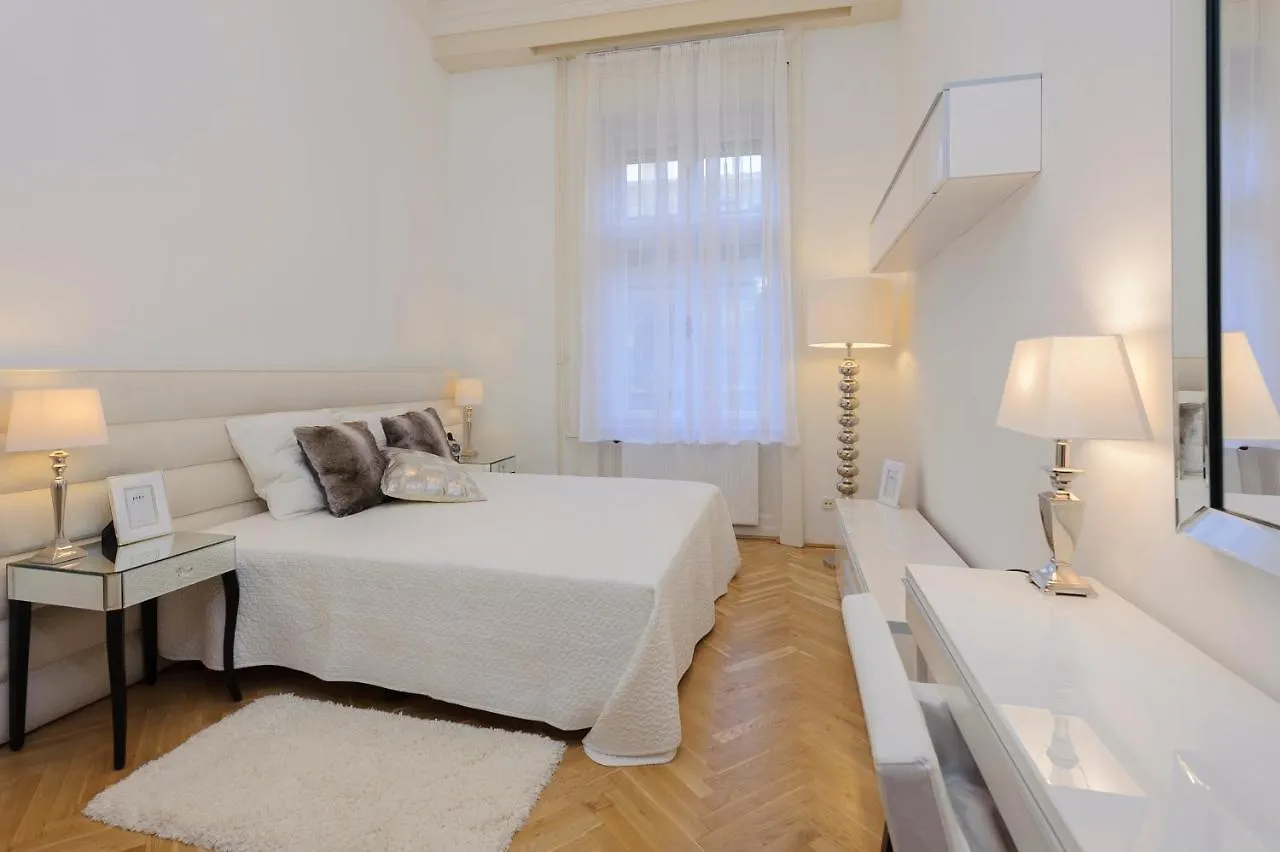 Walking Street Luxurious Huge Apartment Budapest
