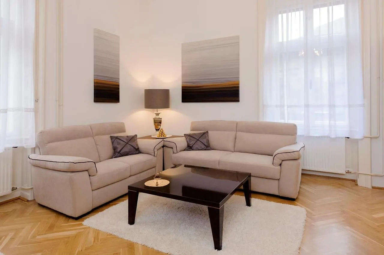 Walking Street Luxurious Huge Apartment Budapest