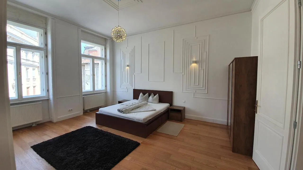 Walking Street Luxurious Huge Apartment Budapest