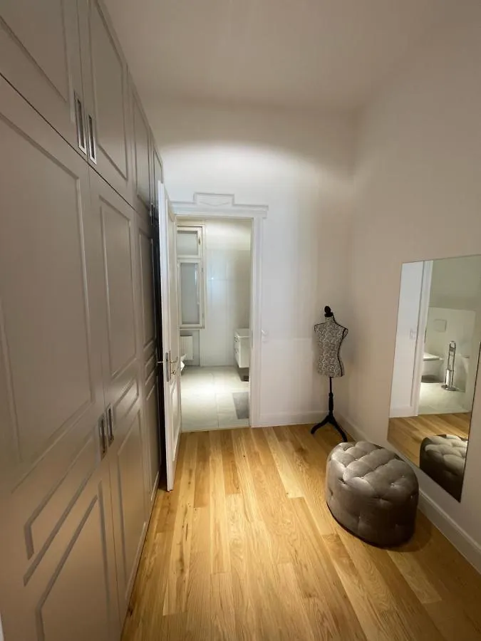 Walking Street Luxurious Huge Apartment Budapest